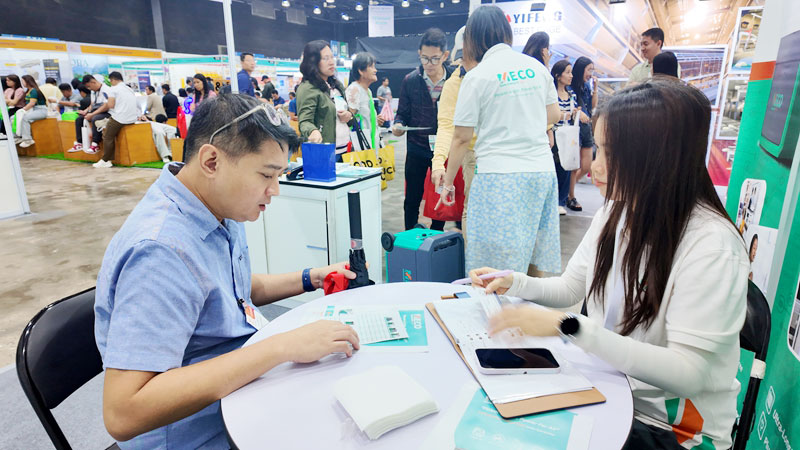MECO booth attracted continuous streams.jpg